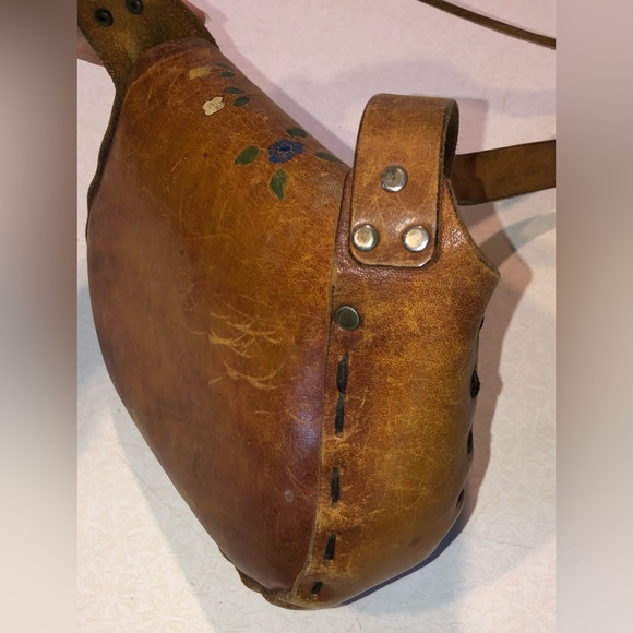 Vintage 70’s Brown Leather Saddle Shoulder Bag with Floral Design - Picture 8 of 12